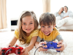 children-playing-videogames